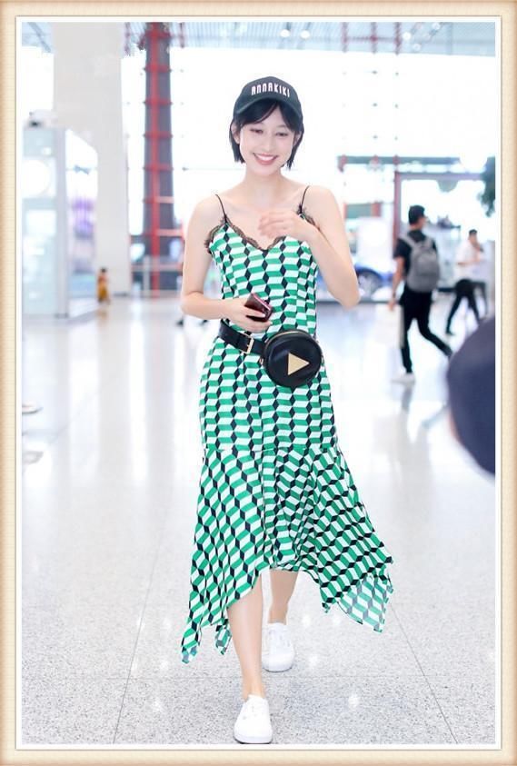 本以为穿吊带裙的唐嫣够美的了，可看见张俪才知道什么叫惊艳！