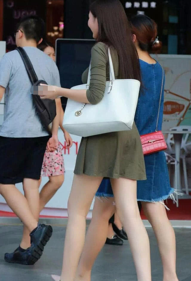 气质女神深V连衣裙很有质感，散发出浓浓的女人味