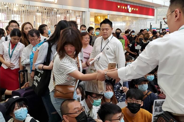 香港国际机场关闭离境闸口 旅客直斥＂蟑螂到不得了＂