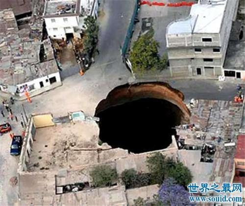危地马拉天坑的形成原因，地质变化导致水腐蚀地面