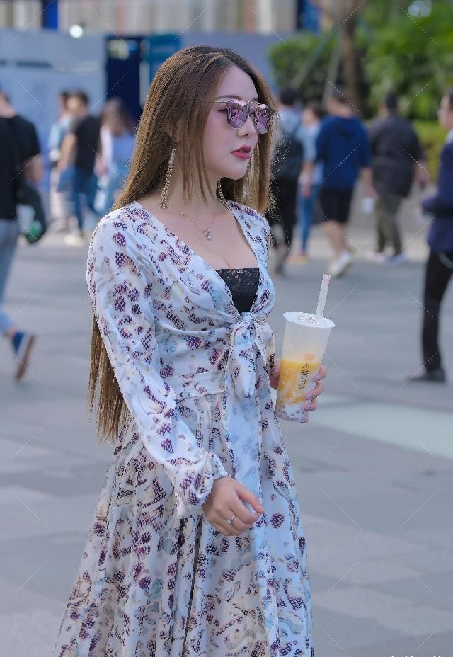  [凸显]花纹连衣裙颜色不够丰富，一个彩色墨镜才是凸显“时尚”的亮点