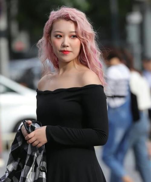  [气质]美女时尚街拍：妍姿俏丽的小姐姐，一条黑色的一字肩连衣裙，时尚魅力气质