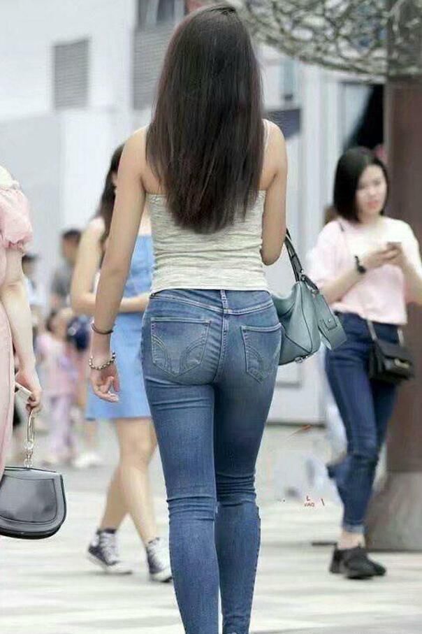 紧身牛仔裤美女搭配的身材展现的完美无缺，让人看了心旷神怡