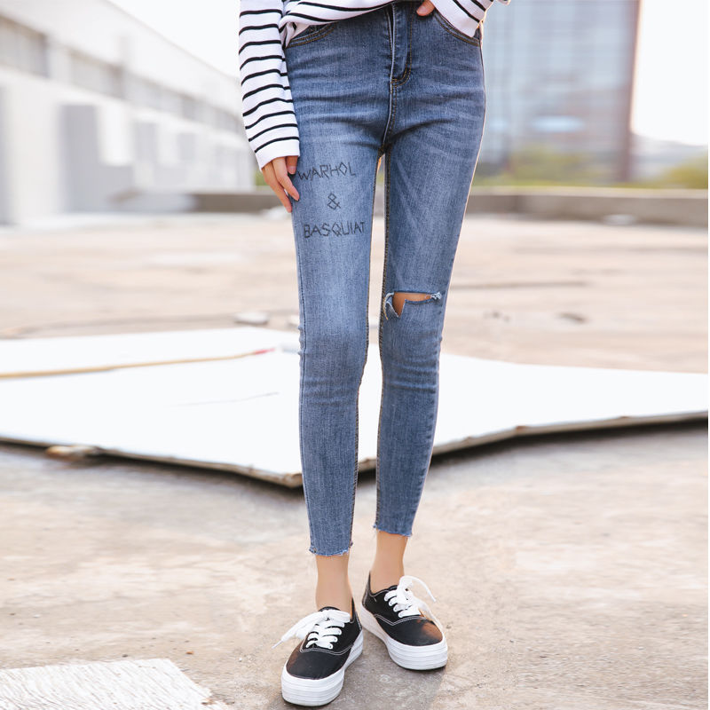 过时的裙子、短裤都别穿了，入秋后流行这几款牛仔裤，修身显瘦