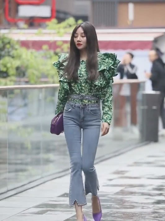  喇叭裤|美女怕裤子掉,在喇叭裤上裁了两条裤头,一不小心就火了！
