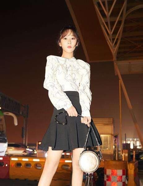 牛仔裙外套牛仔？杨紫为了赶时髦也是够拼的！