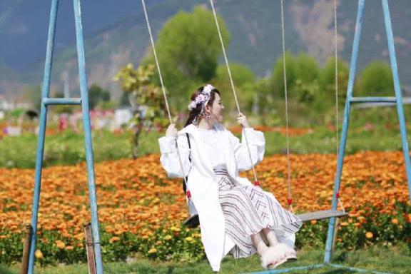 39岁陈乔恩真厉害！大妈印花连衣裙穿出飘逸感，网友：有颜任性