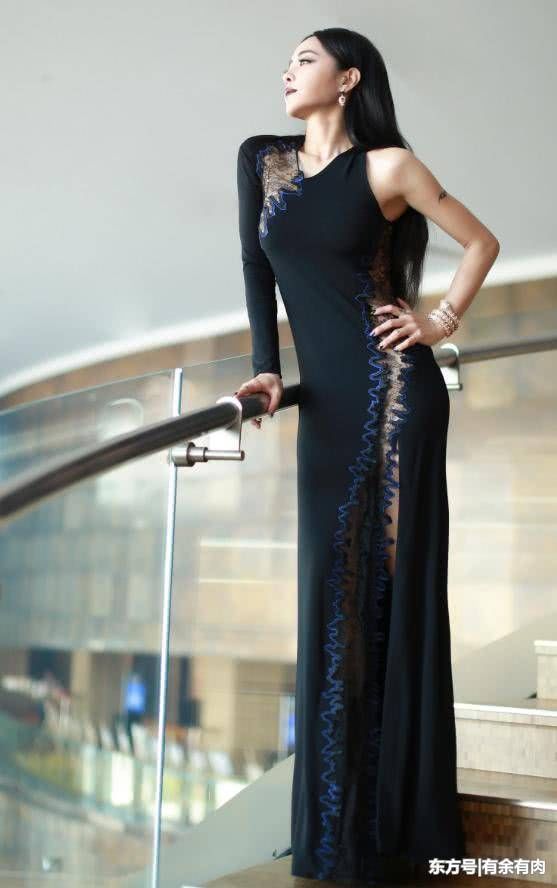 女星不易!蔡依林为秀长腿竟把裙子撕开了，真是太拼了!