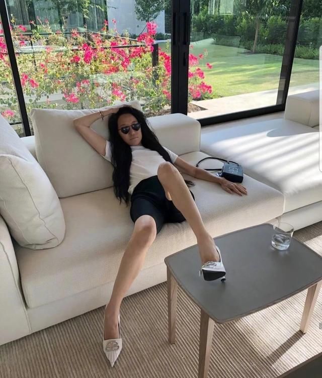  『超短裤』71岁王薇薇凭“魔鬼身材”上热搜，超短裤秀美腿，皮肤紧致似少女