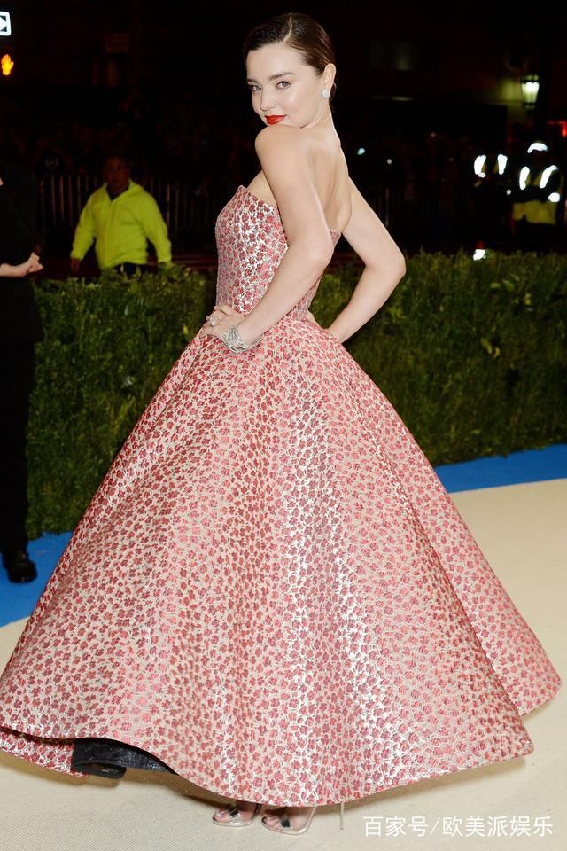 米兰达可儿时尚超模出席活动,每次造型都优雅漂亮!