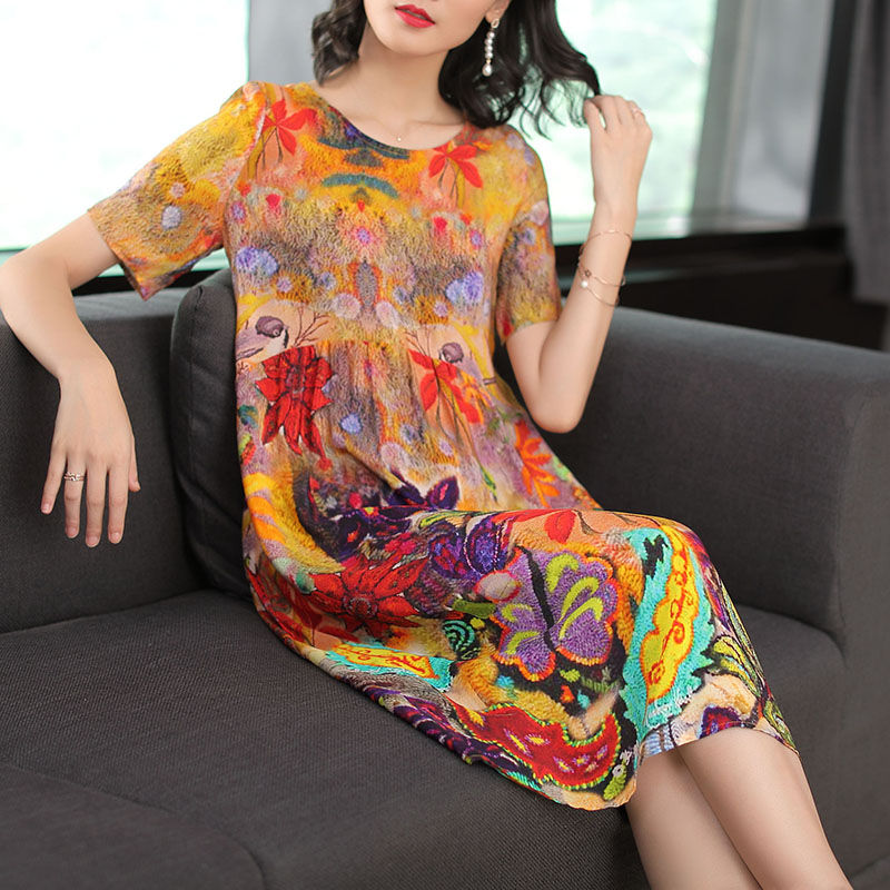 女人过了53岁，一定要打扮!穿精致连衣裙，显白皙，美女范十足