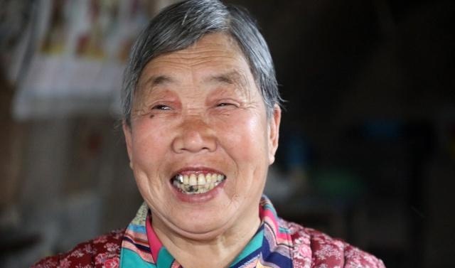 农村73岁老人独守百年黄土窑洞，她笑说住窑洞舒坦天天睡到自然醒