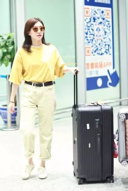 32岁的江疏影终于穿长裤了，网友:不过单看下半身以为是男人!