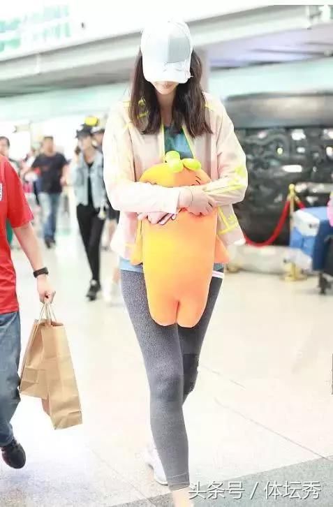 惠若琪这裤子太紧了吧!难怪一直用玩偶挡着，网友:杨臻博赚大了