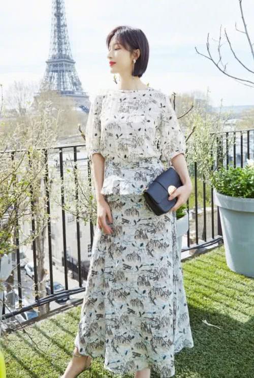 张俪一身黑色礼服高度亮相,蘑菇裙倒穿腿上,凸起嘴来也是俏皮可爱