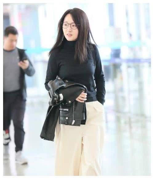  『惊讶』48岁杨钰莹现身机场，素颜的她，容颜让人惊讶
