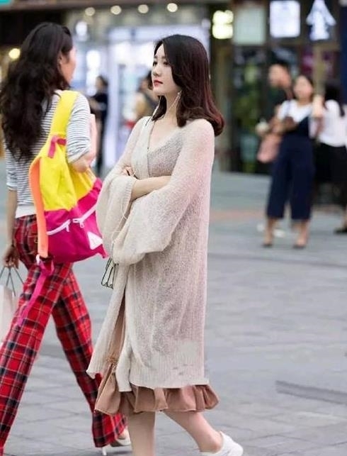 迷人:街拍:名嫒美姝的美女,一件连衣裙外搭白色开衫,时尚靓丽迷人