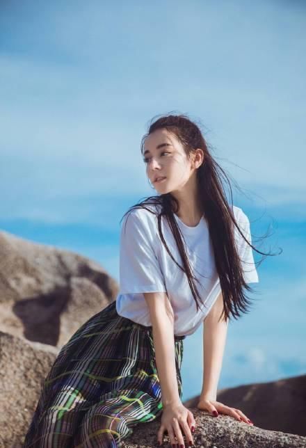 迪丽热巴穿条连体裤，里面的白色裤子看得一清二楚，可长点心吧