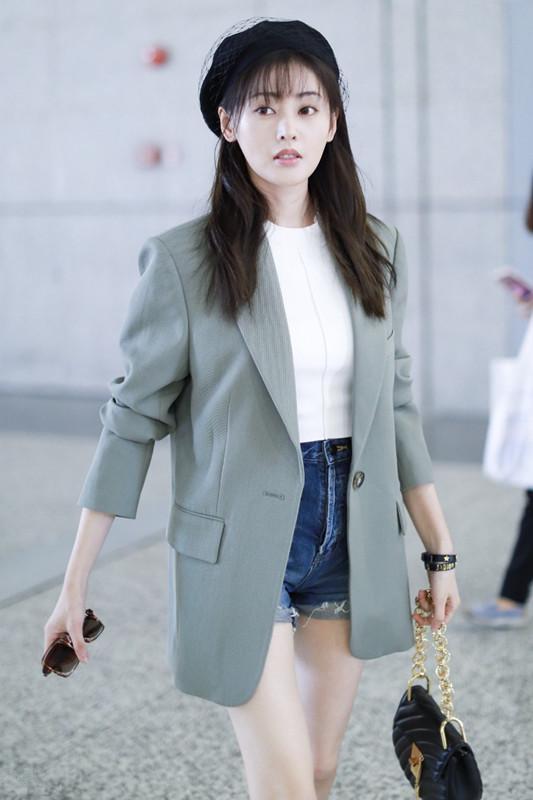 张天爱为了凹造型，穿西装竟搭配短裤，网友：这长腿100分