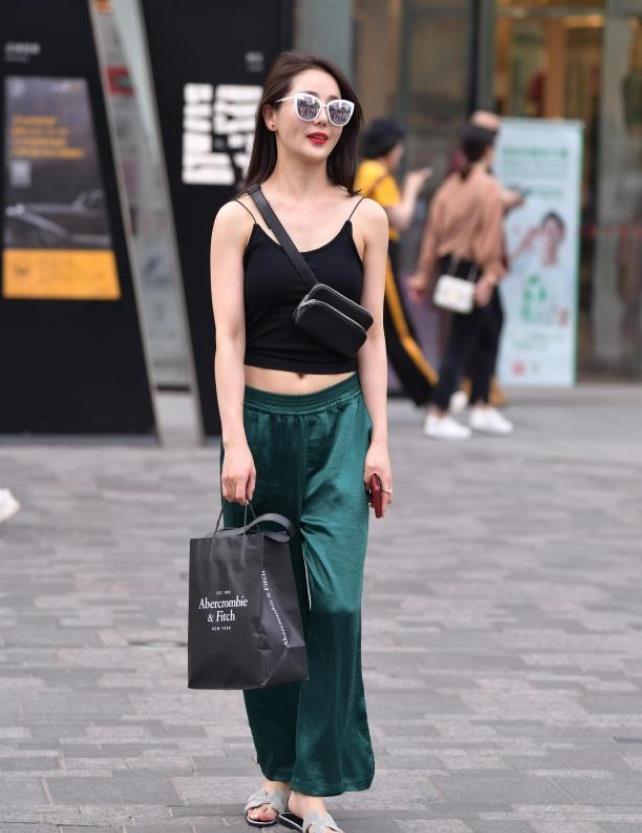 美女■美女街拍身材完美的小姐姐,时尚穿搭,散发出个性魅力
