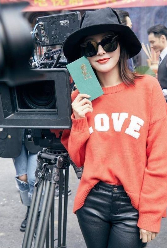 『 针织』李沁小露香肩明艳动人,秦岚抹胸设计吸睛,显身材的荷叶边鱼尾裙