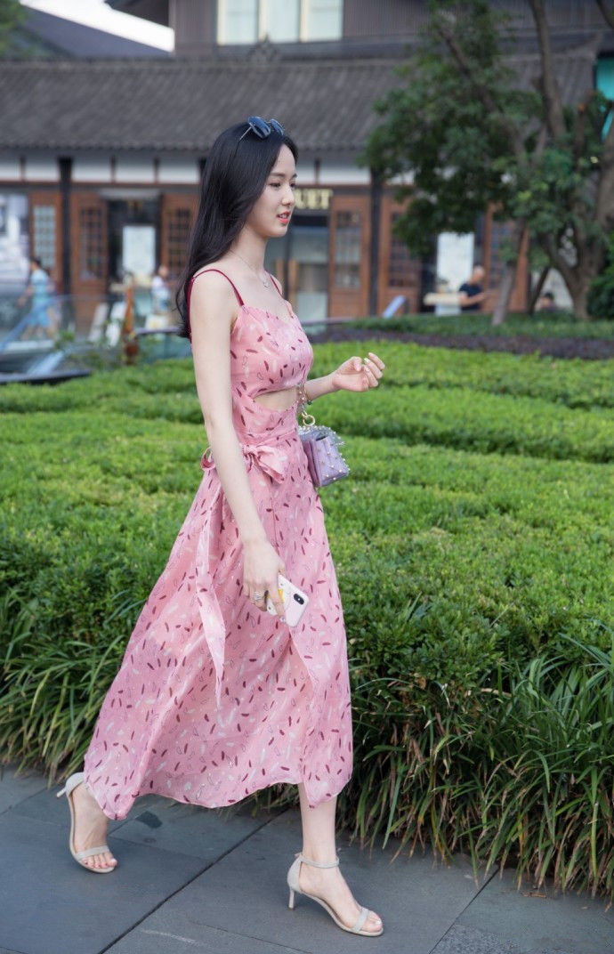 成都街拍:温婉甜美的连衣裙搭配高跟凉鞋，不经意的瞬间也很美!