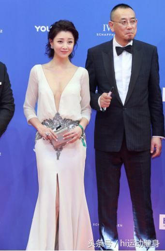 39岁殷桃与35岁 唐嫣身穿白裙对比照，各有各的不同风情