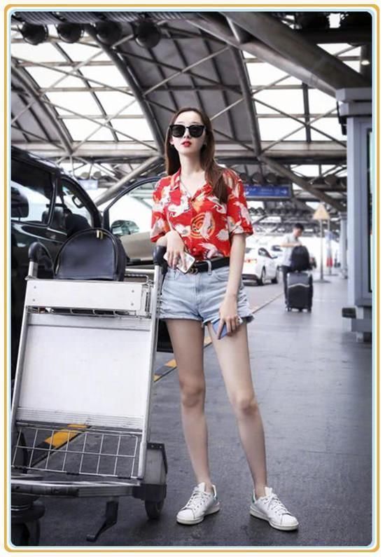 蒋梦婕是166，李艺彤也是166，二人同穿印花衬衫，差距竟如此尴尬