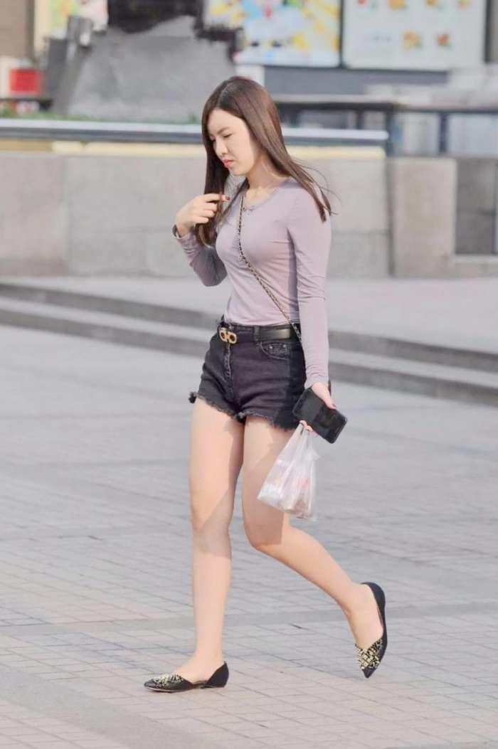 街拍：小姐姐提着斜挎包出街，不经间意秀出好身材