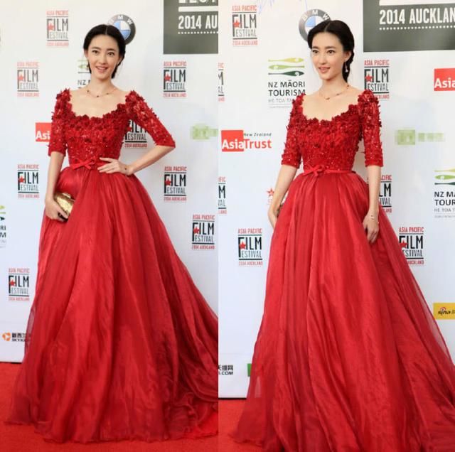 赵丽颖一袭红裙撞衫王丽坤,两大纯天然女神,却一个尴尬一个妩媚