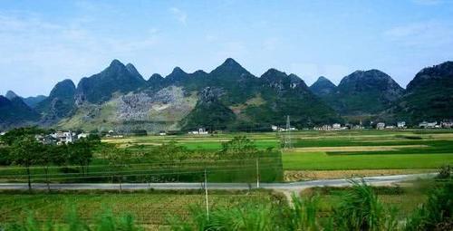 拉萨的一条高速公路，全程没有收费站，路过中国最美冰川