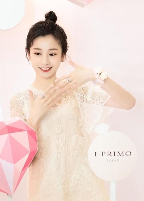  『披肩发』你还只会一种发型？告别呆板，试试这5种发型，中长发也能很百变