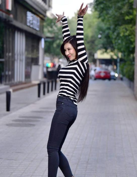  【女人味】街拍：肌若凝脂的美女，一条米黄色的连衣裙，时尚魅力女人味