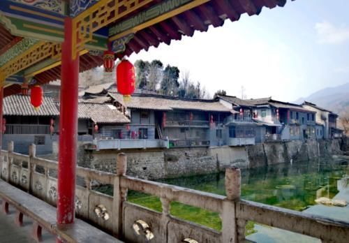  出名：中国最“霸气”古镇，一条街“横跨3省”，却因一棵树出名！