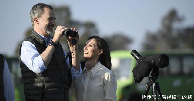  [大片]莱蒂齐亚和国王情人节秀时尚，穿阿玛尼白色长裙超浪漫，像拍大片