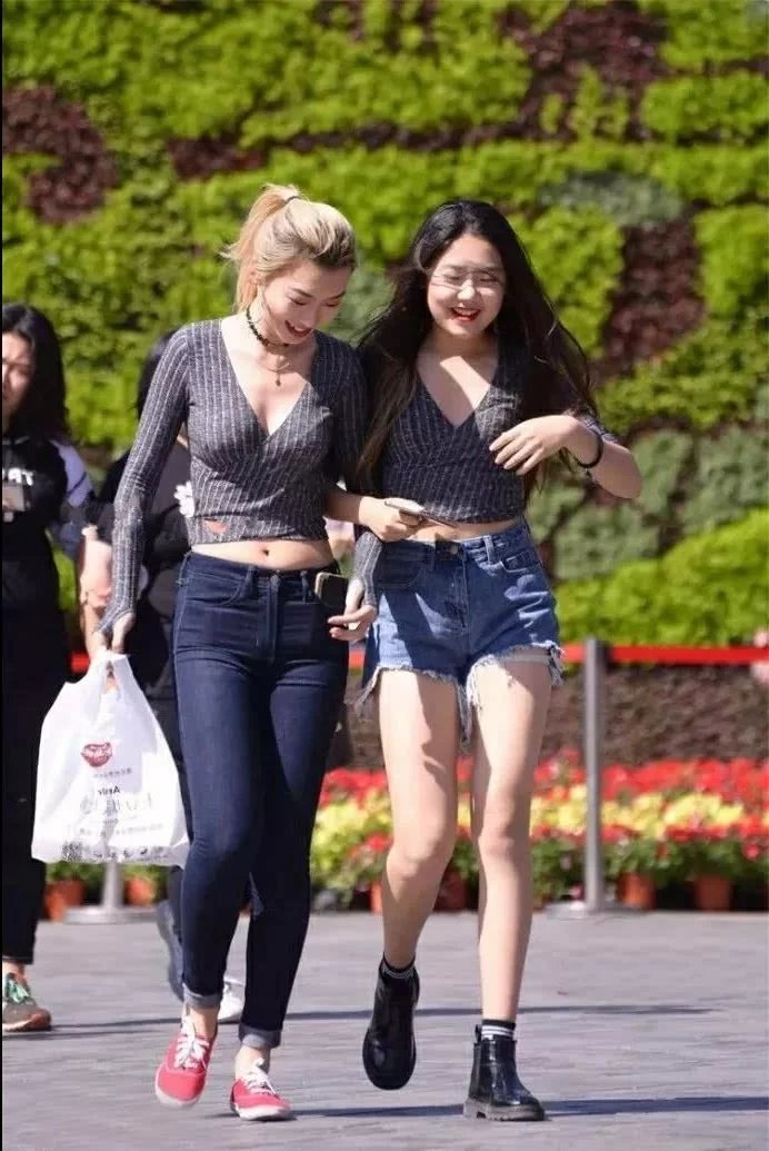 街怕甜美小姐姐夏季清爽穿搭，小姐姐那呼之欲出的身材还是非常性