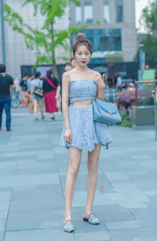 街拍: 好身材都是过出来的, 紧身T恤尽显动人身材