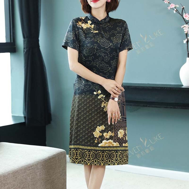 有一种美叫“旗袍”，立秋已到，42岁老婆穿旗袍，简直美若天仙