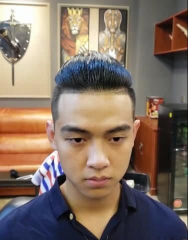 刘海长到夸张的小伙被发型师改造后，收到的情书都可以烧开水了