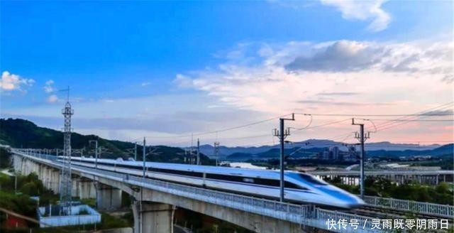  高铁：全国最大的县级高铁站，耗资2.5亿元，所在县人口却不到20