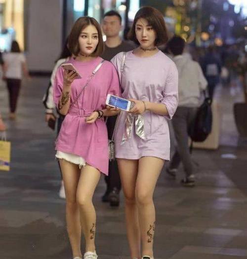 街拍：小姐姐脚踩一双绑带凉皮鞋，仅时髦好看，也很有气质！