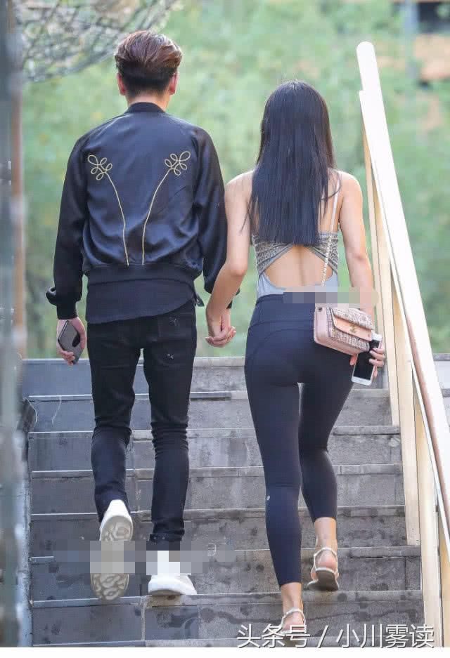 露背丰腴美女携男友逛街风光无限，饱满臀线尽显浑圆曲线旁煞他人