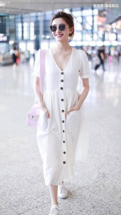 31岁江疏影好拼，全身上下只穿一件连衣裙，网友：只有21岁吧