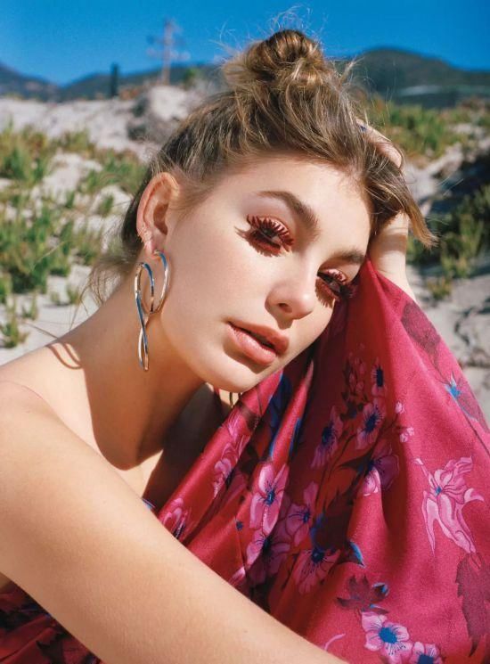 蕾哈娜KarlieKloss喜提彩色睫毛，要不你也来一个？