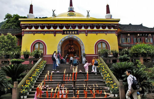 春节去峨眉山过年,山顶住宿费用太贵且一房难求,你要如何选择