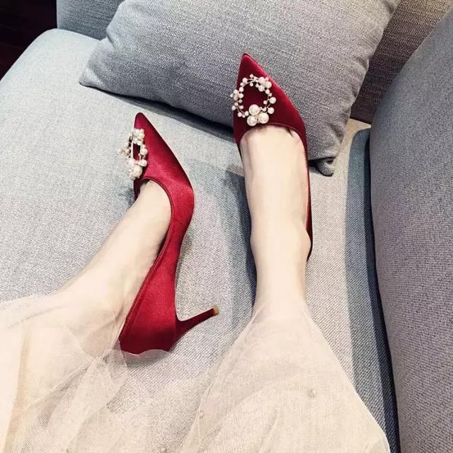 尖头设计的高跟鞋上脚很显女人味