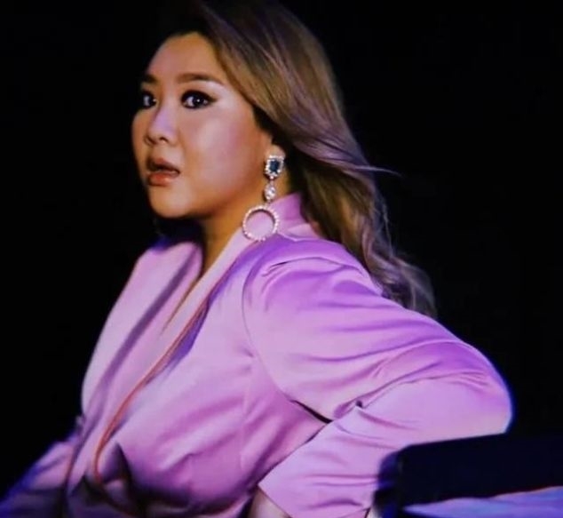 沈殿霞:郑欣宜与父亲后妈一家人团年照曝光, 郑少秋小女儿罕见露面很惊艳