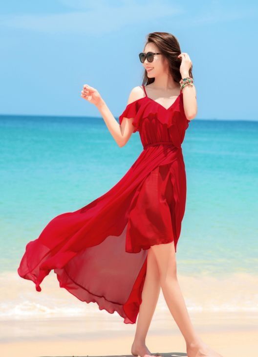 日本模特加拿大拍写真,在海边穿红色连衣裙,笑起来的样子真美