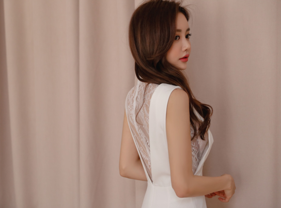 女神孙允珠，优雅珍珠白连衣礼裙