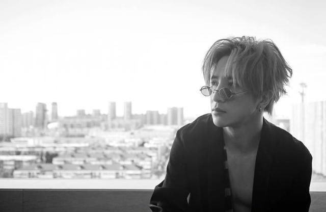 薛之谦当爸，发文宣布以后再不写情歌，网友：这是要靠孩子洗白？